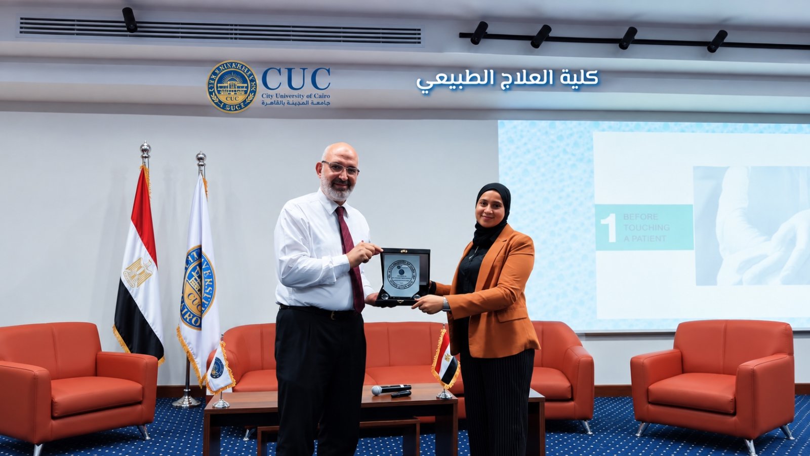 الدكتور أمير صالح يكرّم الدكتورة نسرين عبد الجليل عقب ندوة «مكافحة العدوى» بجامعة المدينة بالقاهرة